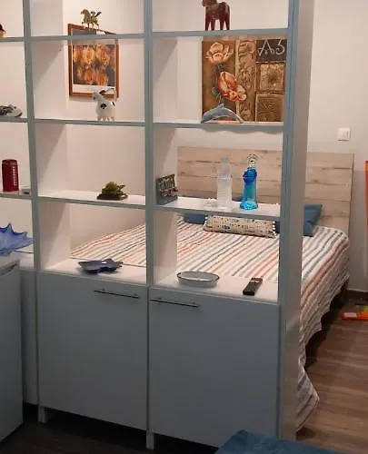 πολυτελεσ στουντιο φαληρο πλησιον ραδιο σιτυ Tessalónica